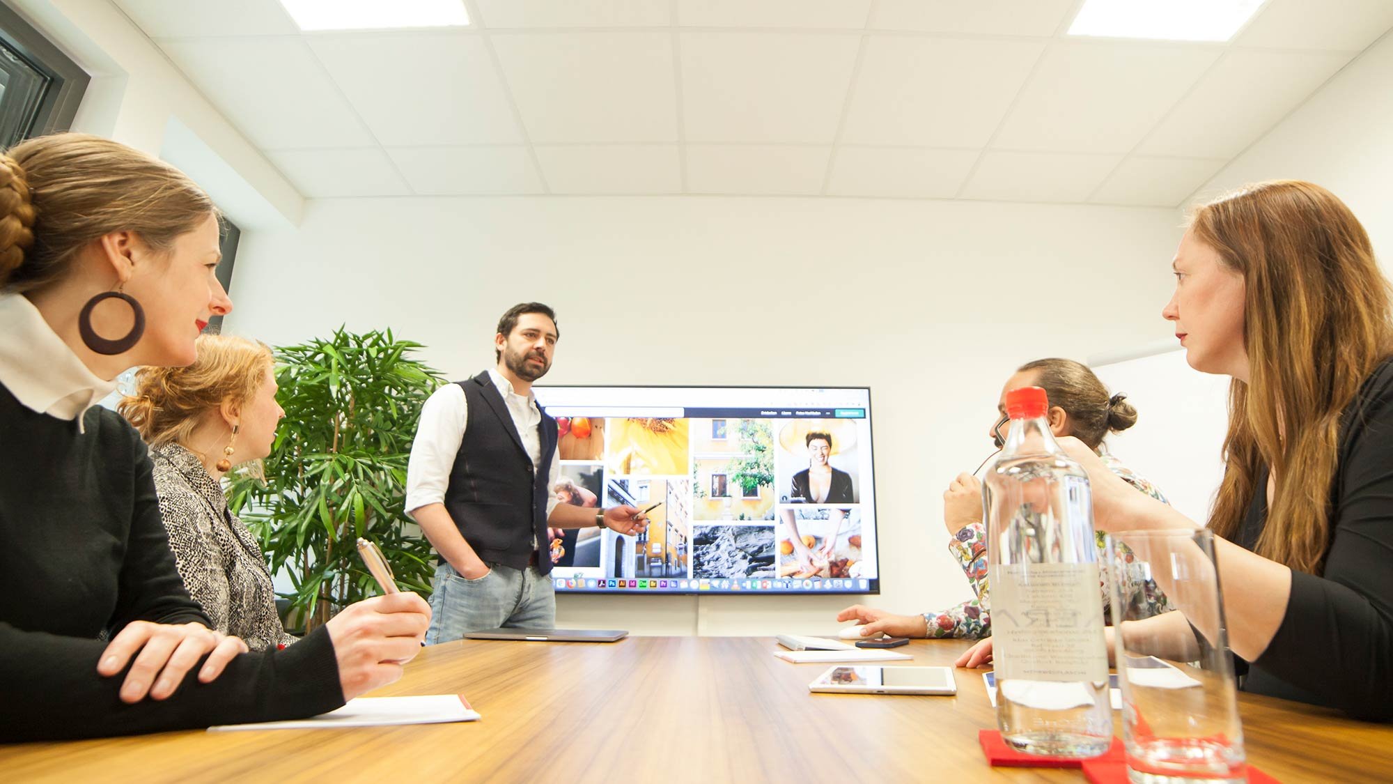 Mitarbeitende von mindmelt im Workshop vor einem Präsentationsbildschirm