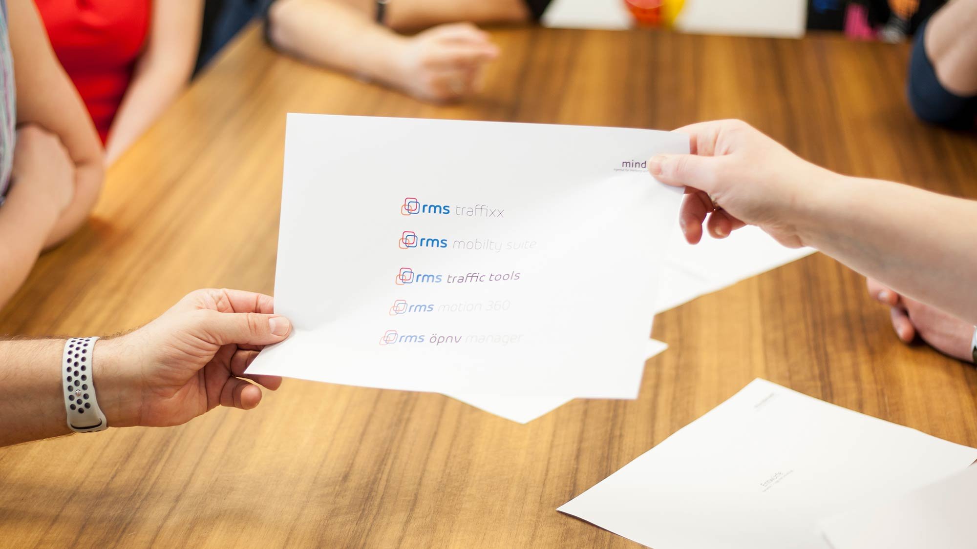 Szene eines Workshops mit Auswahl eines möglichen Logos