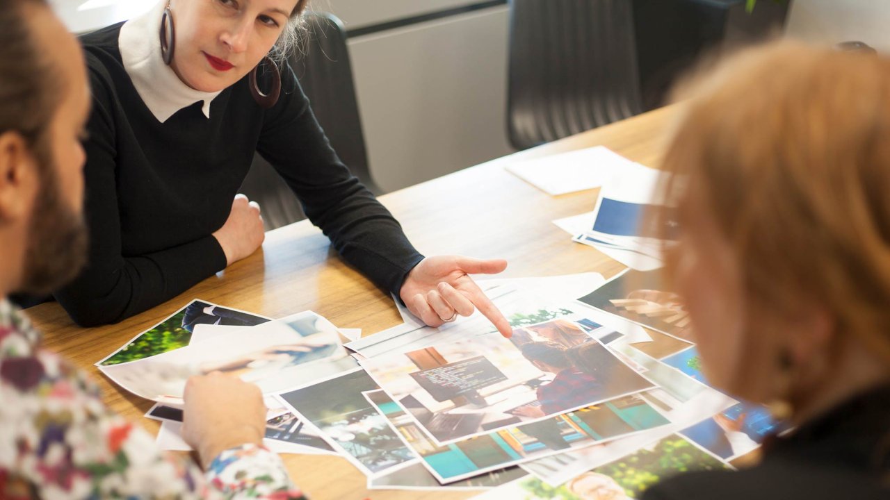 Mitarbeitende mindmelt im Workshop bei der Auswahl eines Bildes