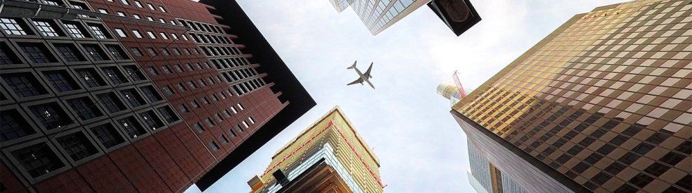 Hochhäuser Frankfurt von unten, mit Flugzeug dazwischen